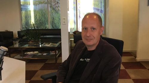 Archeoloog Jeroen Ras beantwoordt vragen van kinderen