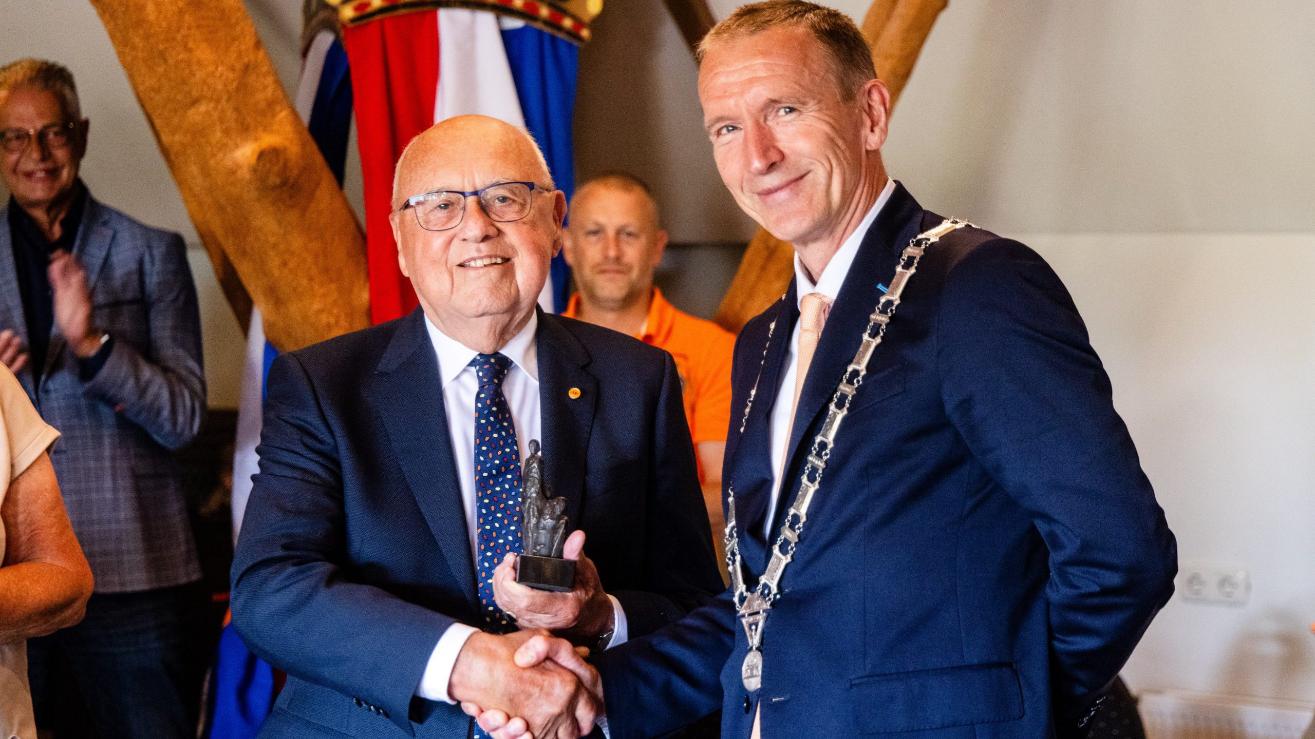 Waarderingsgeschenk gemeente Hoeksche Waard voor Rook Belder uit Westmaas