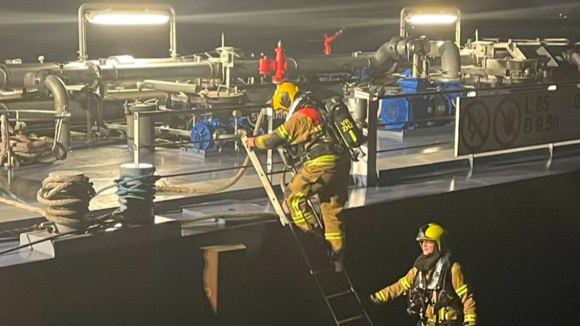Brand op tankschip bij Oude Maas