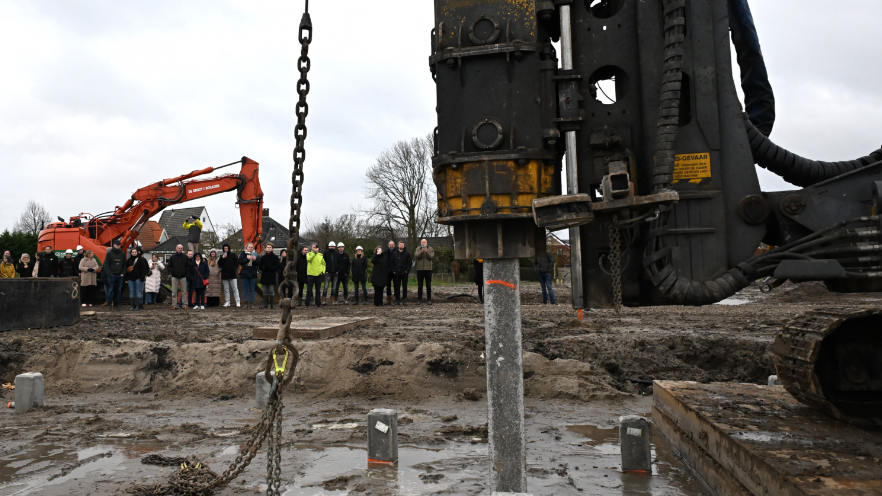 Eerste paal Land van Essche III: Strijen krijgt 155 nieuwe woningen