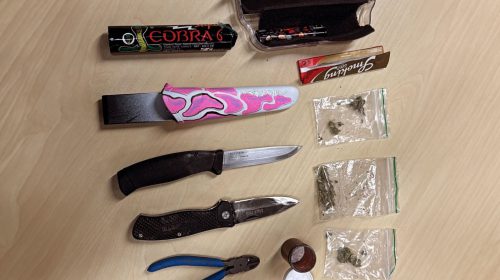 Opmerkelijke vondst in bus: messen, vuurwerk en drugs