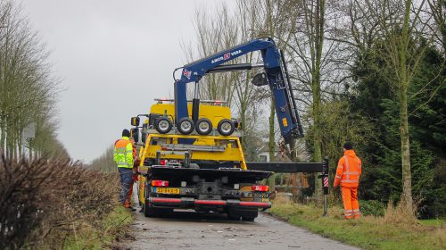 Auto te water op de Groeneweg in Oud-Beijerland: Hulpdiensten schieten te hulp