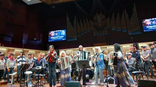 Shantykoor De Hoeksche Waard brengt volle zaal in vervoering tijdens concert in De Doelen Rotterdam