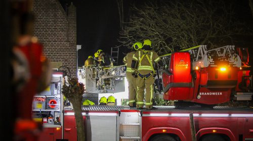 Brandweer bestrijdt woningbrand aan de Beneden Oostdijk in Oud-Beijerland
