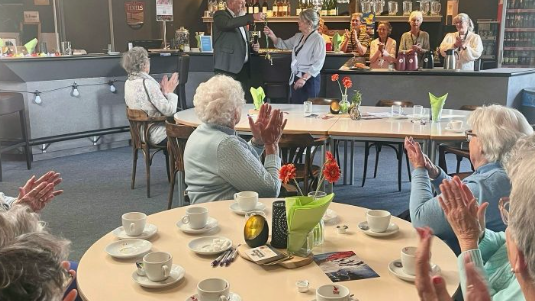 Nieuwe ontmoetingsplek voor ouderen in Heinenoord geopend