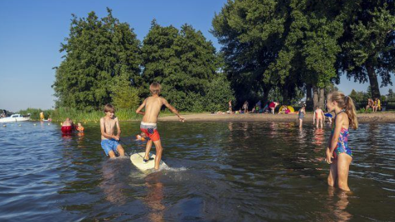 Update: waarschuwing voor zwemwater bij strandjes Westmaas en Mijnsheerenland