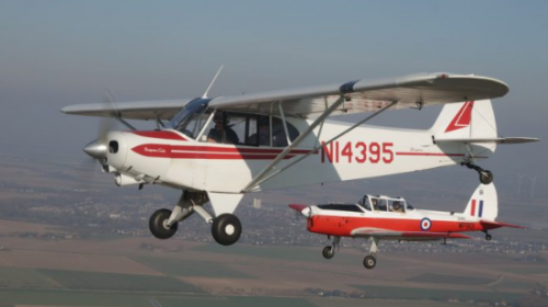 Historische vliegtuigen, defensiehelikopters en vliegtuig met banner boven Hoeksche Waard