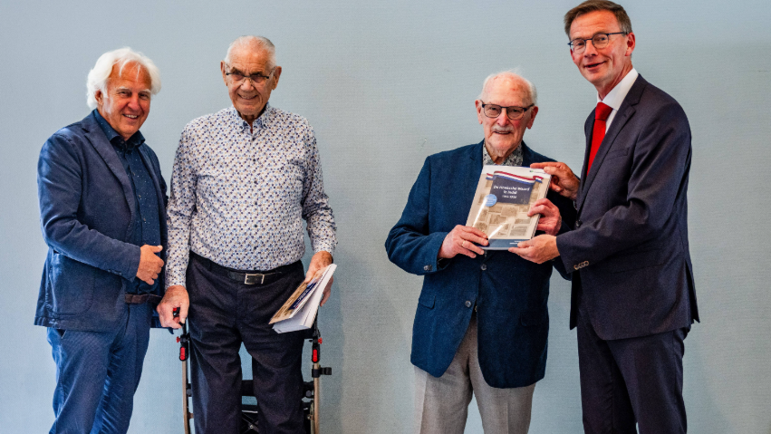 Boek ‘De Hoeksche Waard in Indië’ gepresenteerd in Strijen