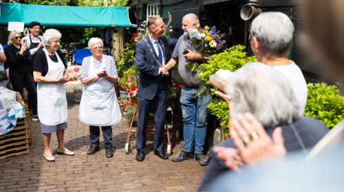 Waarderingsgeschenk gemeente Hoeksche Waard voor bakker Jan de Koning