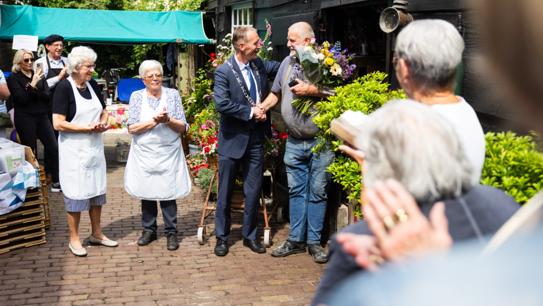 Waarderingsgeschenk gemeente Hoeksche Waard voor bakker Jan de Koning