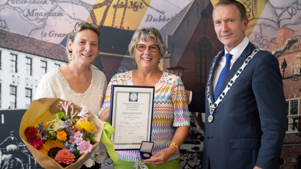 Mevrouw Huijzers uit Goudswaard bedacht zich geen moment: nu een onderscheiding en oorkonde.