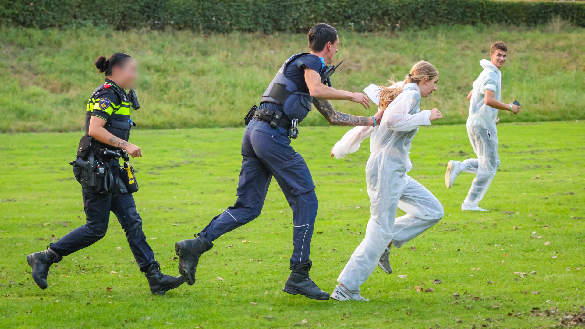 Video: Honderd jongeren op de vlucht tijdens The Hunt