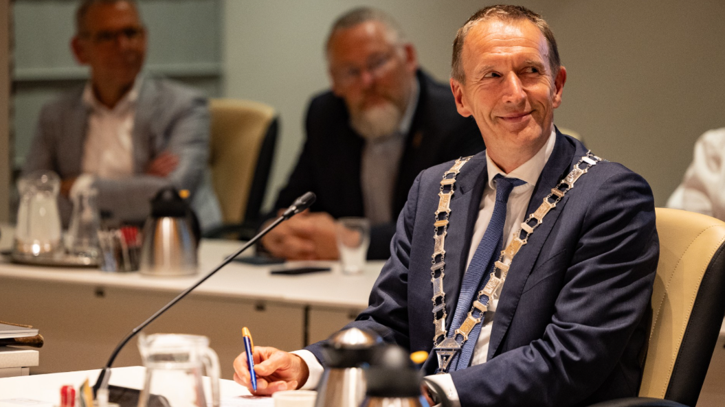 Gemeenteraad neemt afscheid van waarnemend burgemeester Erik van Heijningen