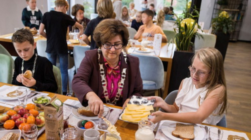 Leerlingen basisschool De Molenwiek genieten van Burgemeestersontbijt