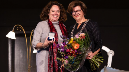 Gemeente Hoeksche Waard eert Trix van Os met zilveren erepenning voor jarenlange inzet in de ouderenzorg