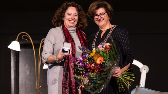 Gemeente Hoeksche Waard eert Trix van Os met zilveren erepenning voor jarenlange inzet in de ouderenzorg