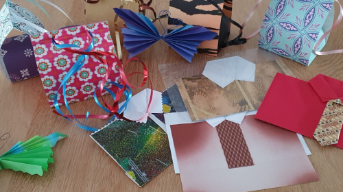 Workshop cadeauverpakkingen in Museum Hoeksche Waard