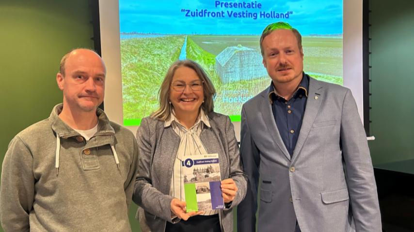 Wethouder Den Tuinder-van Meteren ontvangt eerste exemplaar ‘Zuidfront Vesting Holland’