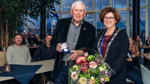 Gee Rooimans ontvangt zilveren erepenningvoor ruim 55 jaar inzet voor de Hoeksche Waard