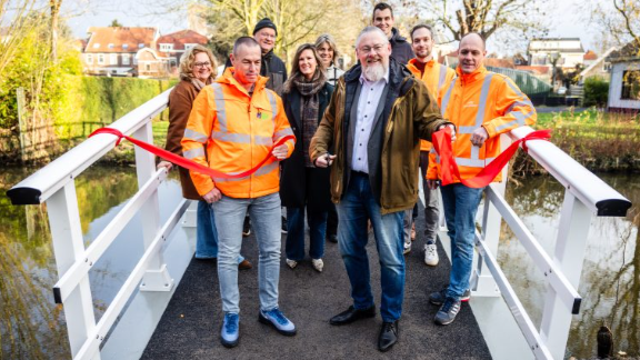 Nieuwe duurzame brug in Strijen feestelijk geopend